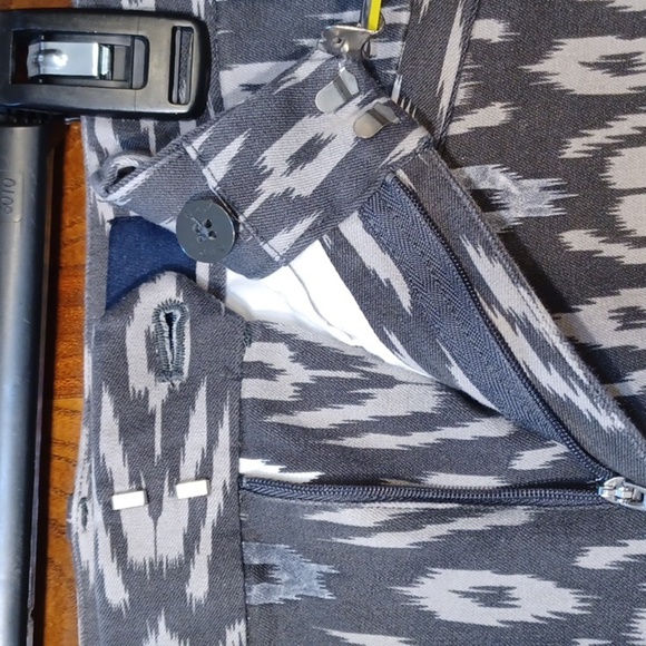 GAP CROPPED PANTS, SIZE 6R.  TWO ZIP POCKETS IN THE FRONT, TWO IN BACK. - Picture 4 of 7